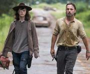 Andrew Lincoln (der.) y Chandler Riggs en la serieThe Walking Dead. Foto: IMDB