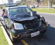 Un accidente entre un automovil y un caballo en el carril central de la autopista Rumiñahui. Foto: Cortesía