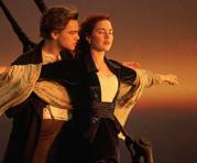 Leonardo DiCaprio (izq) y Kate Winslet en una de las escenas más famosas de la cinta 'Titanic' (1997). Foto: IMDB