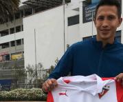 El defensa -oriundo de Portoviejo- posa con su nueva camiseta. Foto:  David Paredes / ÚN