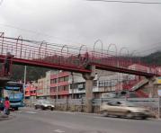 A partir de ls 22:00 se inicia el retiro del puente peatonal de La Comuna, por lo que la Mariscal Sucre  se cerrará de 22:00 a 04:00. Foto: Alfredo Lagla / ÚN