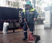 Emaseo reforzó el barrido manual para recoger la basura en Quito. Foto: Andrés García / ÚN