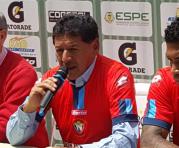 Sixto Vizuete (centro) y César Batalla (der.) fueron presentados en el club. Foto: Cortesía G. Campoverde