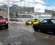 Los autos que transitan por la Simón Guerra sufren el deterioro del asfalto. Foto: Ivonne Mantilla / ÚN
