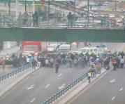 Un grupo de personas se desplegó a lo ancho de la avenida Panamericana Norte, como medida de protesta, y bloqueó el paso de los vehículos a la altura del sector de Carapungo. Foto: Twitter AMT
