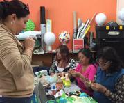 A los cursos de manualidades se anotan mujeres emprendedoras del país. Foto: Betty Beltrán / ÚN
