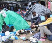 Frente a la terminal terrestre de Carcelén, venezolanos armaron un campamento.