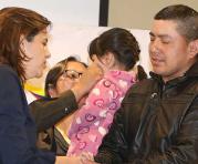 La ministra de Gobierno, María Paula Romo estuvo en la entrega de la niña a su padres. Foto: Vicente Costales / ÚN