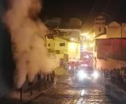 Un incendio estructural consumió una casa del sector La Ronda, la madrugada de este 14 de enero del 2020. Foto: Twitter Bomberos Quito