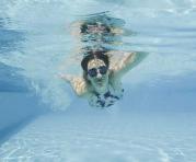 La natación es uno de los deportes más recomendados, tanto para jóvenes como para adultos. Foto: freepik.es