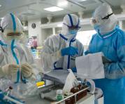 Personal médico revisando notas en una unidad de cuidados intensivos que trata a pacientes con coronavirus COVID-19 en un hospital en Wuhan. Foto: AFP