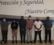 Los seis sospechosos, luego del operativo policial donde fueron detenidos. Foto: cortesía de la Policía