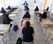 En las aulas del colegio 24 de Mayo, en Quito, se respeta el distanciamiento entre los chicos, con pupitres separados. Foto: Julio Estrella / ÚN