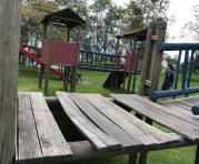 En el parque Itchimbía existen juegos infantiles de madera rotos. Foto: Carolina Vasco