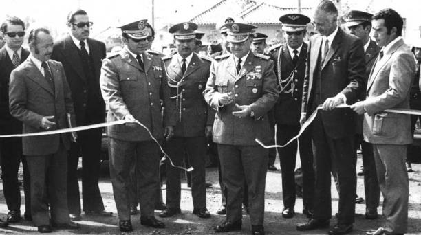 Sixto Durán Ballén junto a  Guillermo Rodríguez Lara en la inauguración de la vía a la Cima de la Libertad en 1974. Foto: Archivo Histórico / ÚN