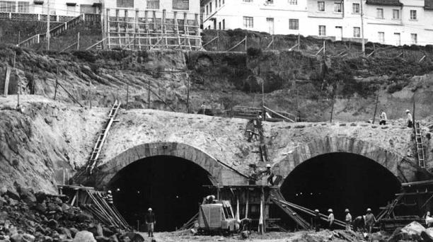 Trabajos en el túnel de San Roque en Quito en 1975. Foto: Archivo Histórico / ÚN
