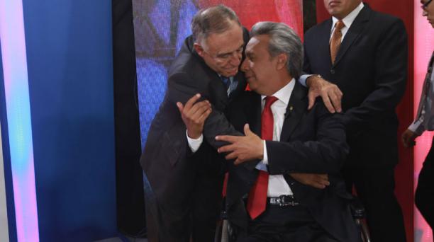 Lenín Moreno y Paco Moncayo se abrazaron en el Diálogo 2017.