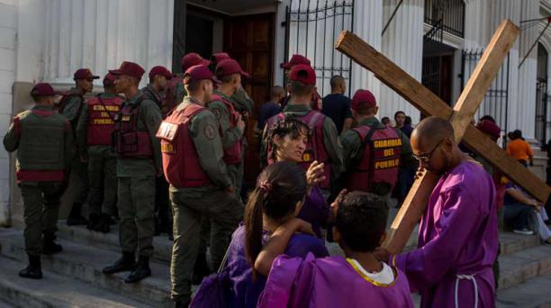Autoridades asisten junto a cientos de católicos a la procesión de El Nazareno de San Pablo. Foto: EFE